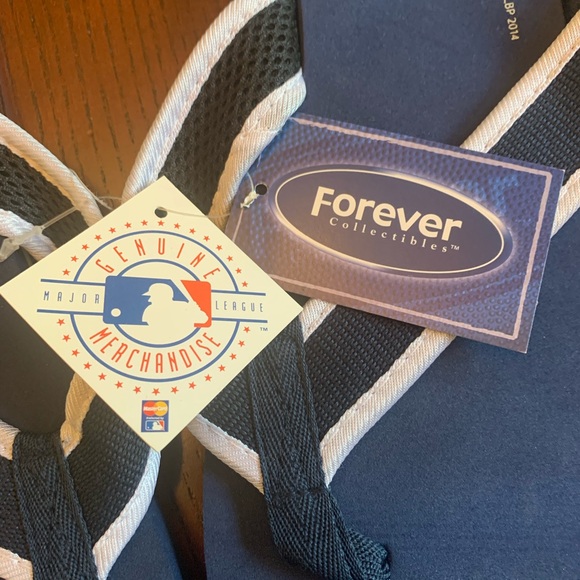New York Yankee flip flops - Picture 2 of 3